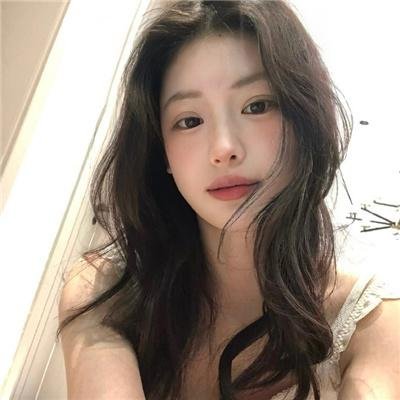 随盲柳入眠的女人
